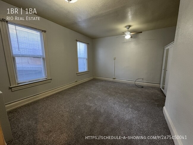 Building Photo - Spacious Top Floor Corner Unit in Uptown!