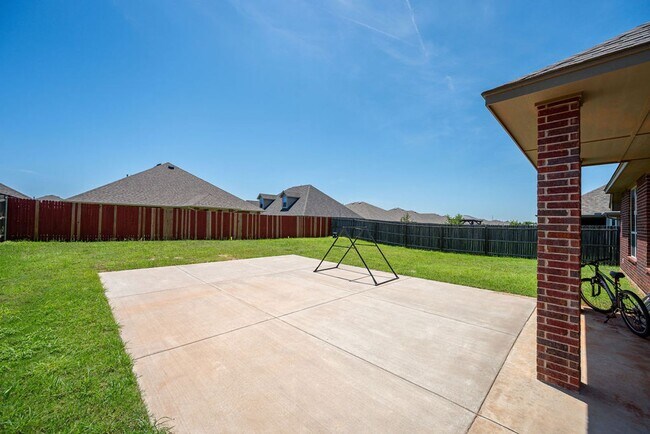 Building Photo - Charming home in Montague + 3 bedrooms + 3 car garage