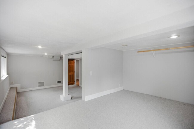 Building Photo - Steps from Green Lake ,6 bed 3 bath home with 2 kitchens and 2 laundry rooms.