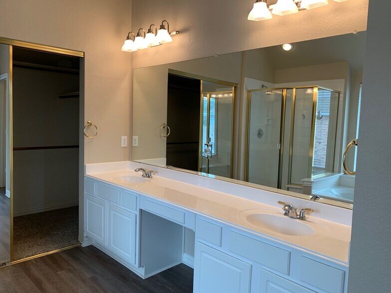 Building Photo - 2644 Dunbar Dr