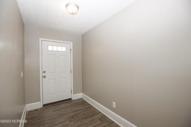 Building Photo - 111 Lightwater Dr