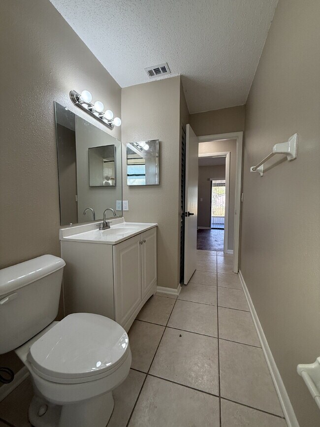 Building Photo - Charming Two Bedroom Duplex!