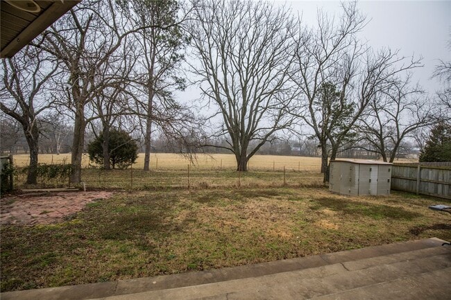 Building Photo - 402 NE Shasta Ct