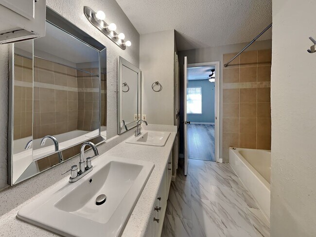 Building Photo - ***$500 off First Full Months rent with mo...