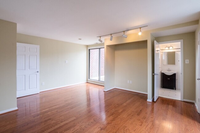Building Photo - Beautiful Three Bedroom in Washington Square West