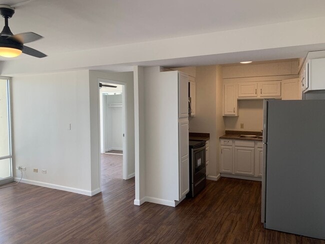 Building Photo - Pet Friendly, Secured, Lanai, AC, Private W&D