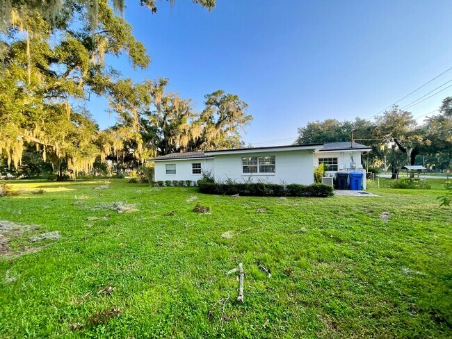 Building Photo - Country Living! 2 Bedroom Lithia