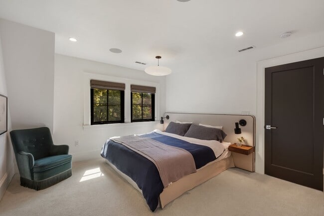 Building Photo - 2835 NE 40th Ave