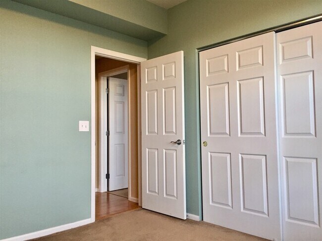 Building Photo - Stunning Condo in Town Center Terrace!
