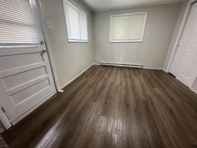 Building Photo - 2 bed 1 bath fully renovated