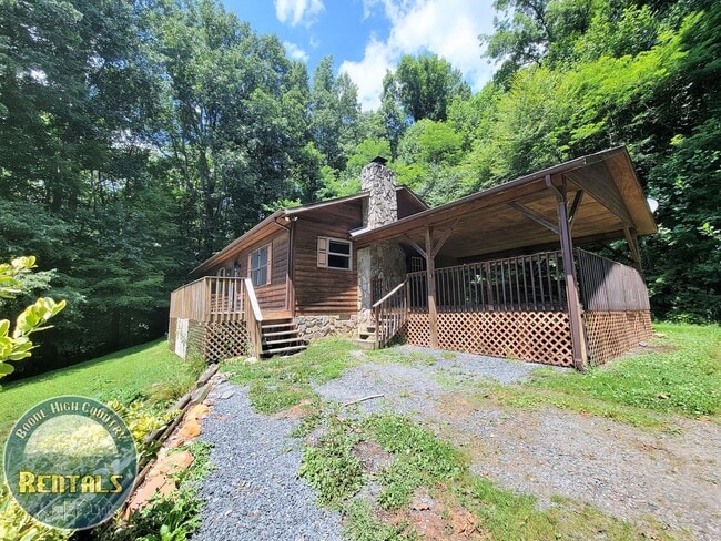 Building Photo - 3/2 One-Level Living Cabin in A Serene Setting!