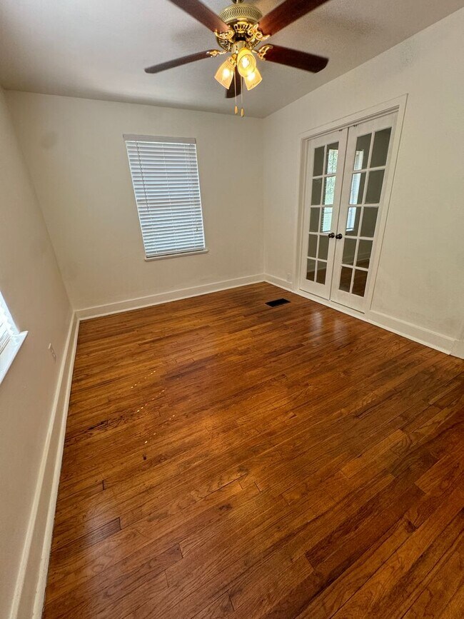 Building Photo - Available Now! The Villa Condo 3 BR Must See