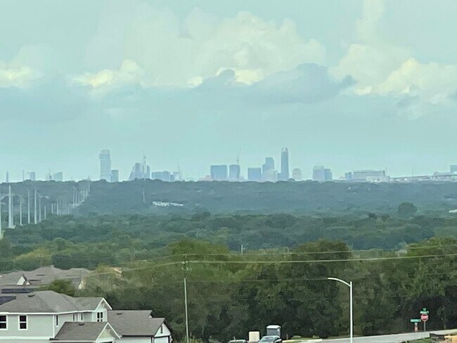 Building Photo - 5 BR + Office /2.5 BA - 2637 SF - Cloverleaf in SOUTH AUSTIN!