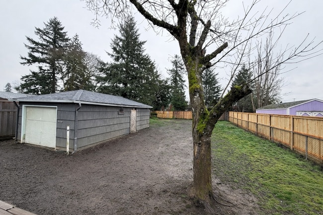 Building Photo - Charming 4BR with Modern Updates & Large Fenced Yard in SE Portland!