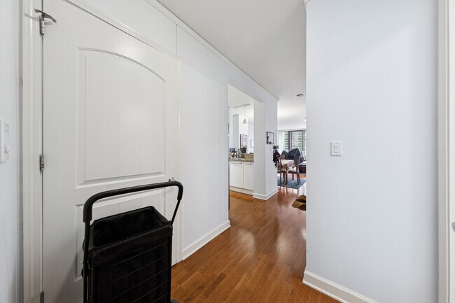 Building Photo - 420 E Waterside Dr