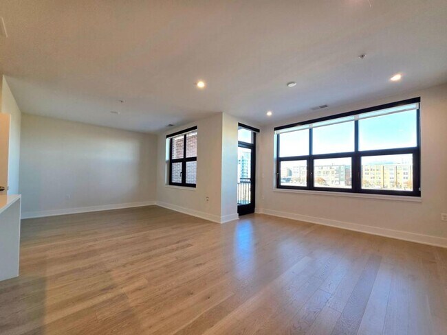 Building Photo - 737 Swann Ave