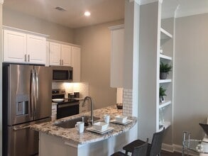 Building Photo - Luxury Living – Steps from Everything!!
