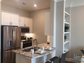 Building Photo - Luxury Living – Steps from Everything!!