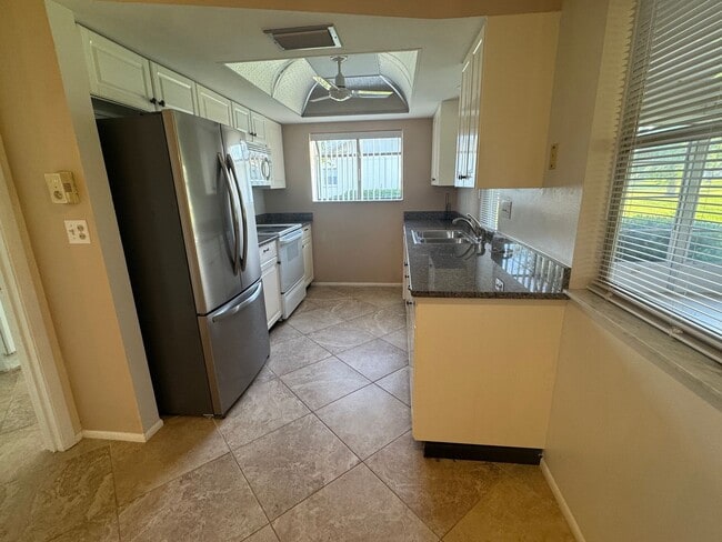 Building Photo - 3966 Oakhurst Blvd