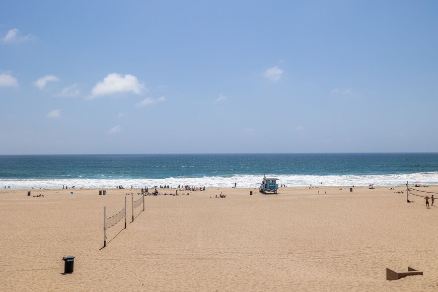 Building Photo - 716 The Strand