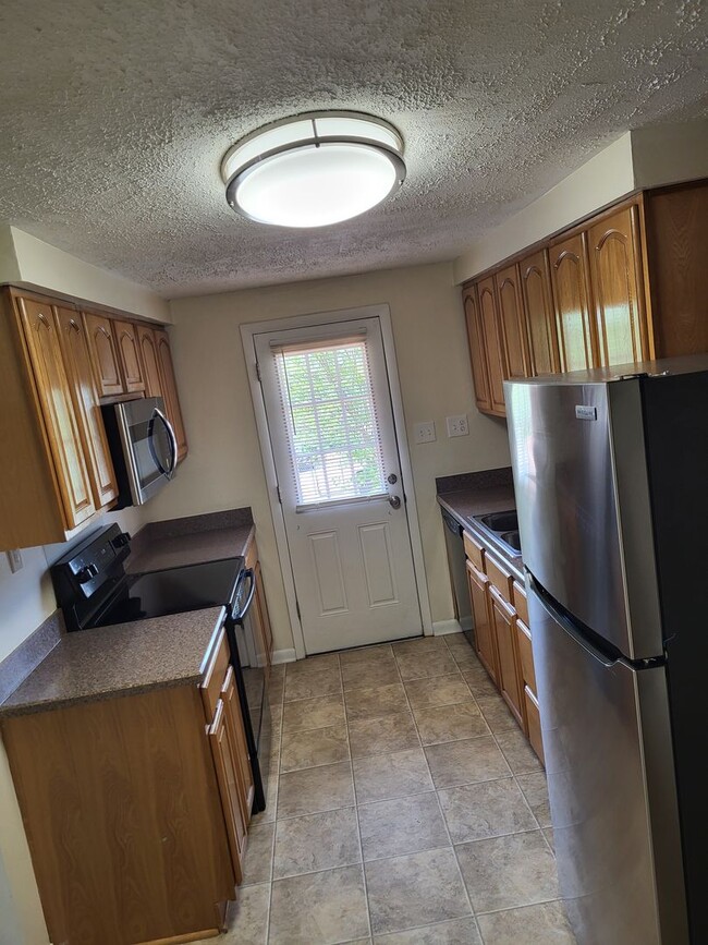 Building Photo - RARE 3-Bed Townhome in Fox Ridge Manor!