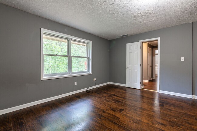 Building Photo - 2502 Rosebud Rd