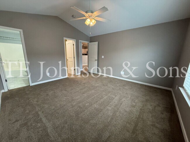 Building Photo - Modern Comfort with Vaulted Ceilings & Garage in Winston-Salem