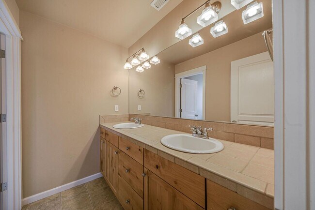 Building Photo - 20469 Brentwood Ave