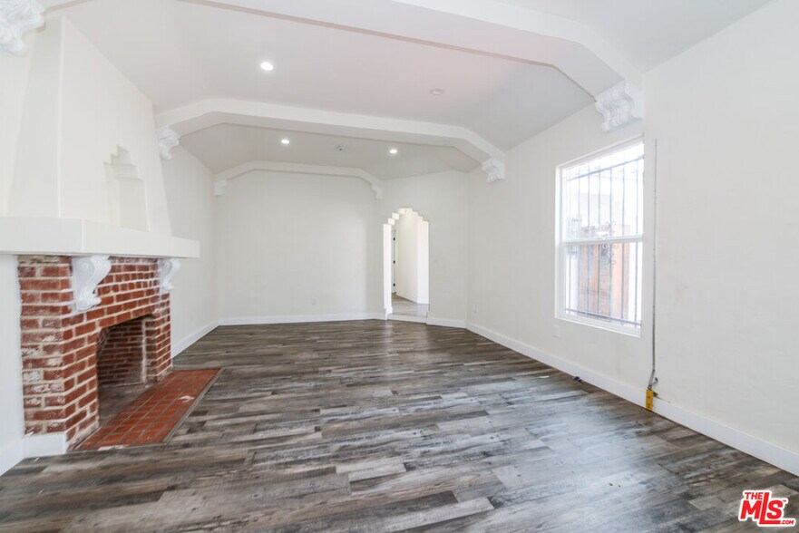 Building Photo - 520 W 82nd St
