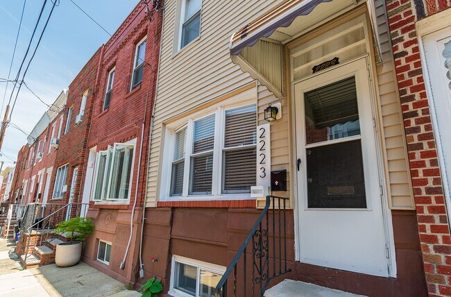 Building Photo - Three Bed Newbold Townhome