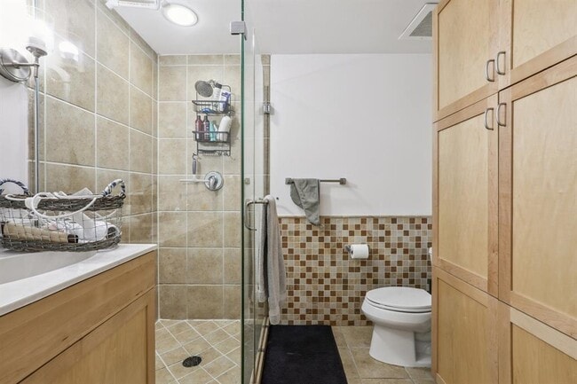 Building Photo - 711 W 26th St