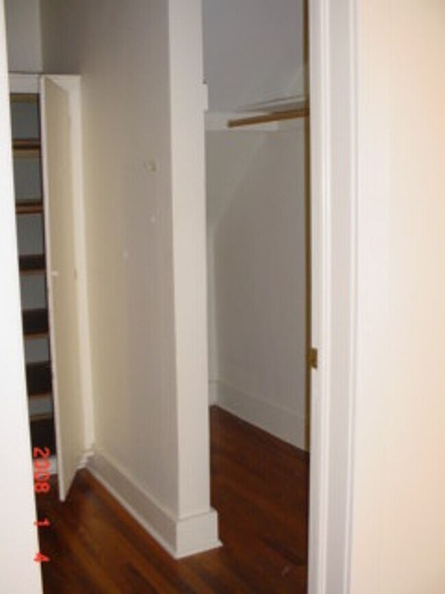 Building Photo - West Pleasant St - 004