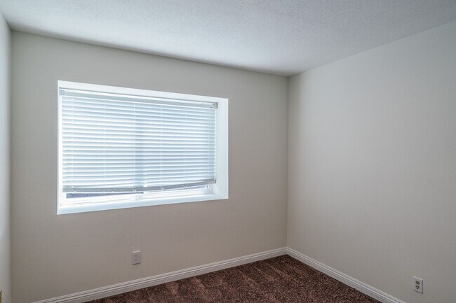 Building Photo - 2600 Huntington Dr