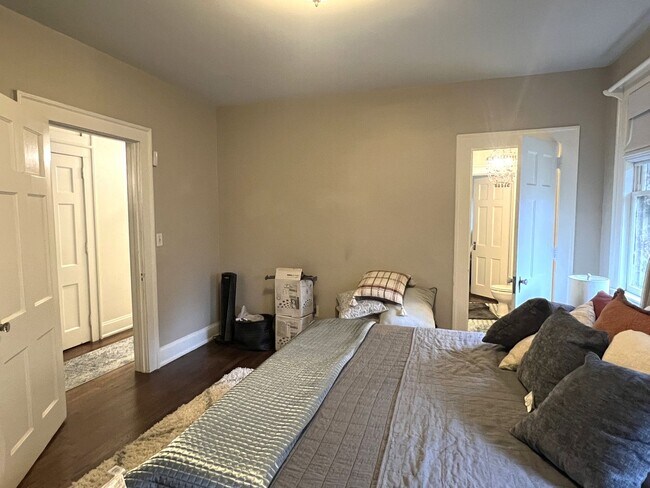 Building Photo - Beautifully Remodeled 1920's Bungalow