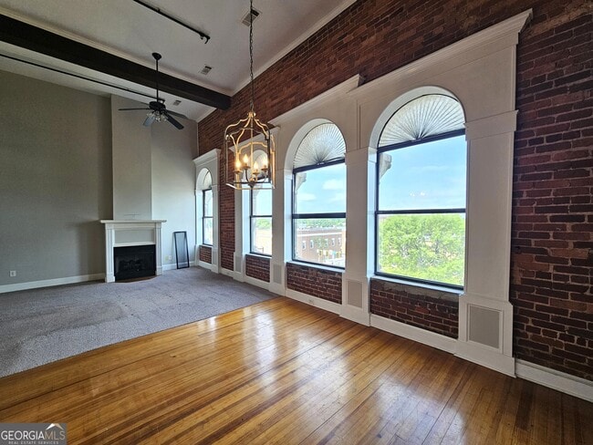 Building Photo - 102 N Hill St