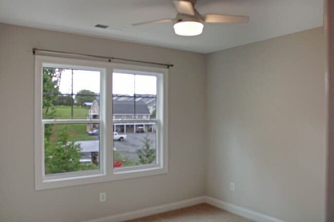 Building Photo - 3-bedroom villa with 1st floor primary