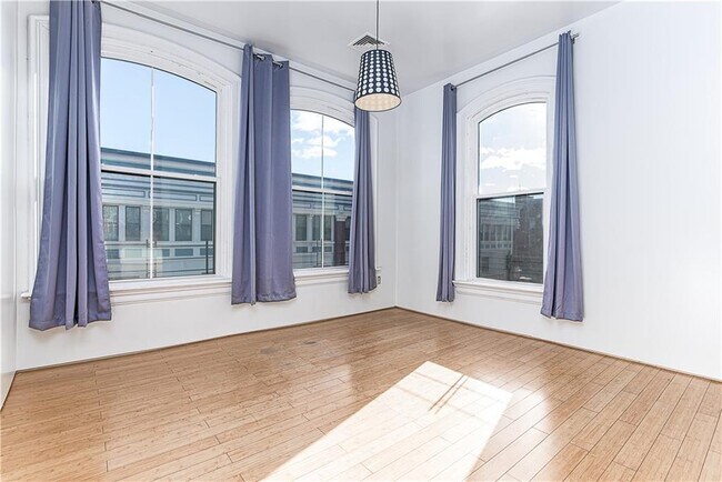 Building Photo - 114 Main St