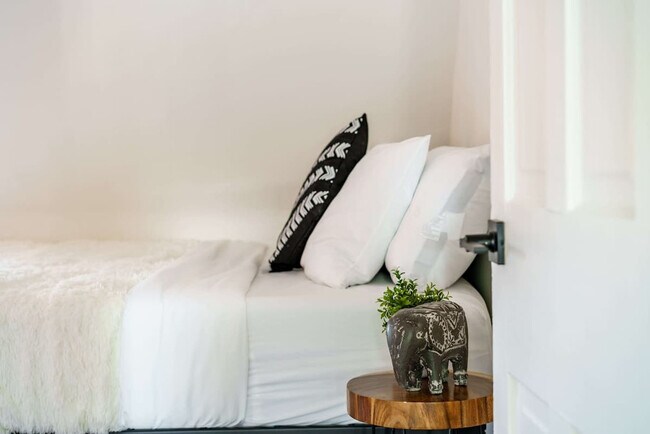 Building Photo - 313 W 4th Ave