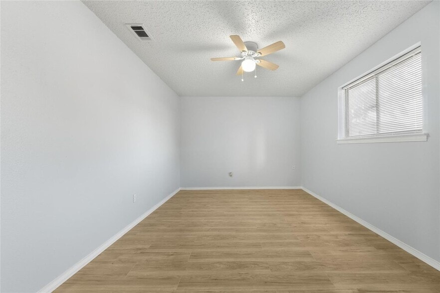 Building Photo - 6930 Thornwood Dr