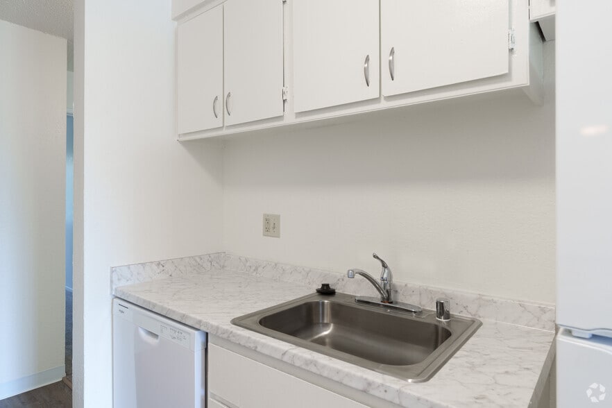 2BR, 2BA - 910SF - Kitchen - Oakwood Village