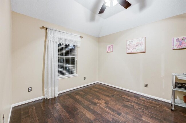 Building Photo - 815 Pointe Loma Dr
