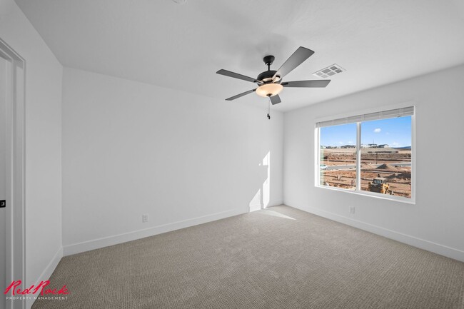 Building Photo - 3 Bedroom Townhome in Desert Color