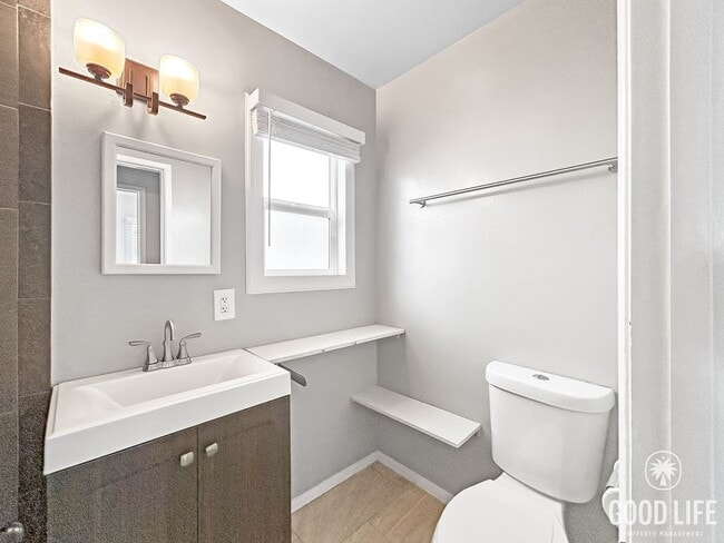 Building Photo - Beautiful 2BD/1BA W/ Large Backyard and Re...