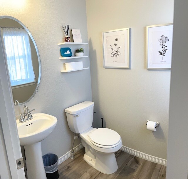 Half-Bath - 5423 Hammond Dr