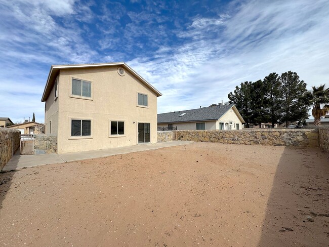 Building Photo - East El Paso 4 bed Refrig A/C w/Loft!