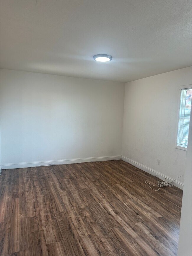 Building Photo - 6614 Bancroft Ave