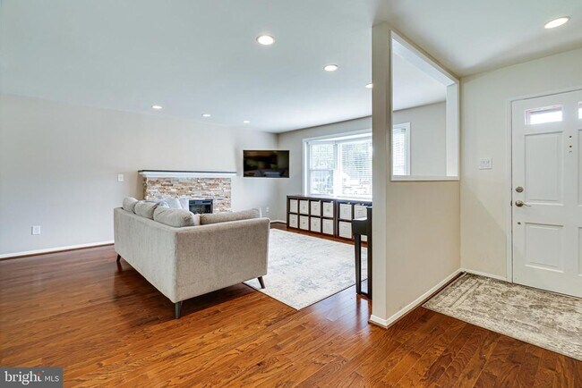 Building Photo - 7606 Jervis St