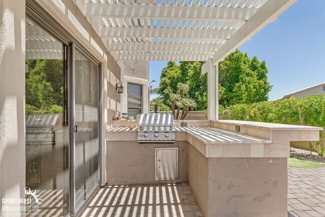 Building Photo - Modern 3bdm 3ba Home with Stylish Upgrades