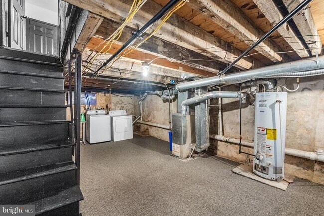 Building Photo - 811 W Schiller St