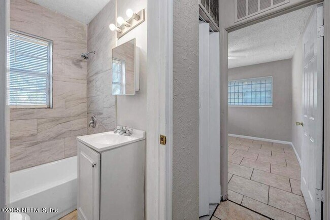 Building Photo - 402 E 27th St